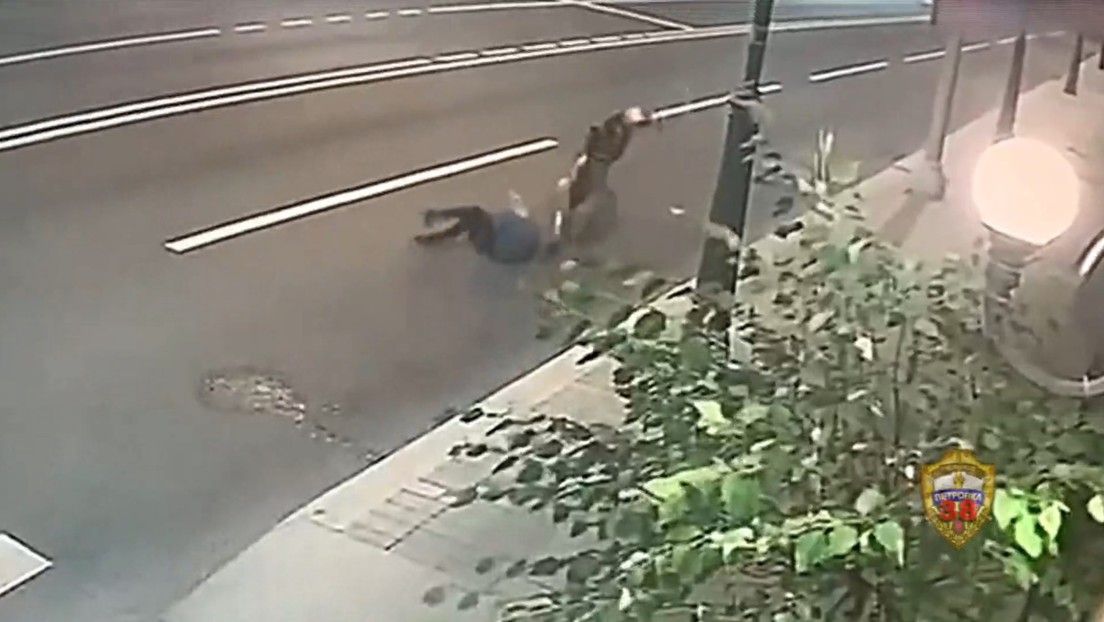 VÍDEO: Una mujer de 70 años evita que le roben el bolso resistiendo el tirón del ladrón