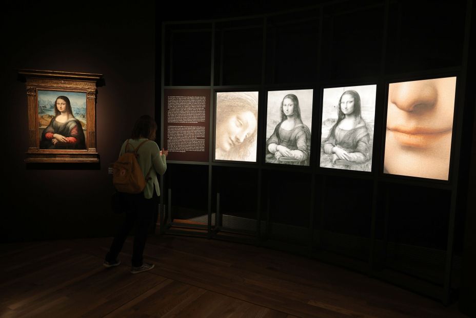 EuropaPress 3965924 mujer observa muestras exposicion leonardo copia mona lisa nuevos EuropaPress 3965924 mujer observa muestras exposicion leonardo copia mona lisa nuevos