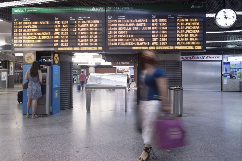 EuropaPress 3823023 pasajeros panel salidas estacion ave atocha primer dia primera operacion EuropaPress 3823023 pasajeros panel salidas estacion ave atocha primer dia primera operacion