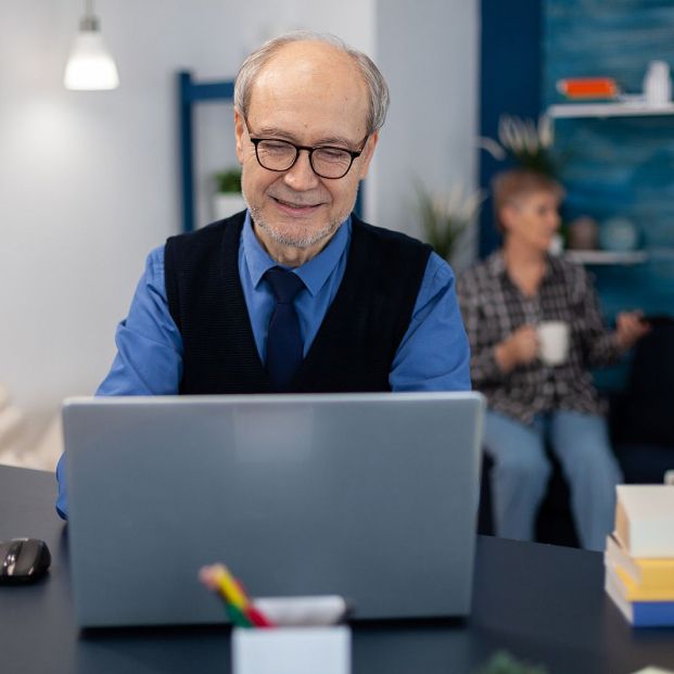 Empleado sénior en oficina Empleado sénior en oficina