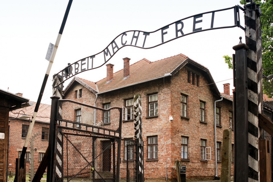 Entrada al campo de concentración de Auschwitz. Foto: Wikipedia Entrada al campo de concentración de Auschwitz. Foto: Wikipedia