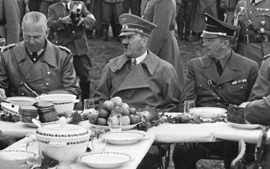 Hitler comiendo Hitler comiendo