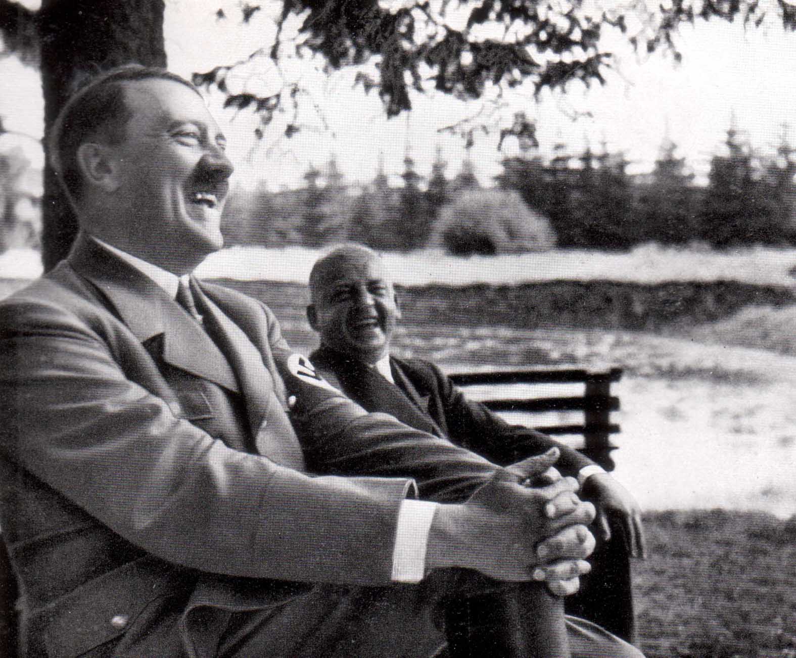 Hitler riendo junto a su médico personal Hitler riendo junto a su médico personal