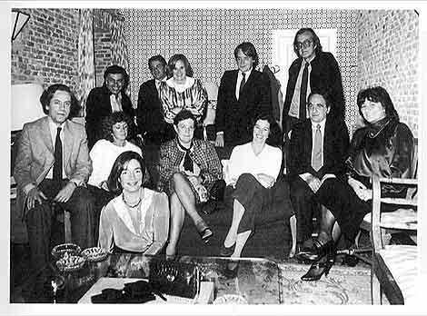 Jáuregui, Rosa María Mateo, Miguel Ángel Aguilar, Isabel Tenalle y otros periodistas con Felipe González en la bodeguilla de Moncloa