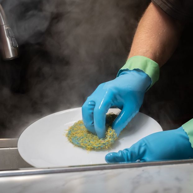 ¿Qué es mejor: lavar los platos con agua fría o caliente? Foto: bigstock ¿Qué es mejor: lavar los platos con agua fría o caliente? Foto: bigstock