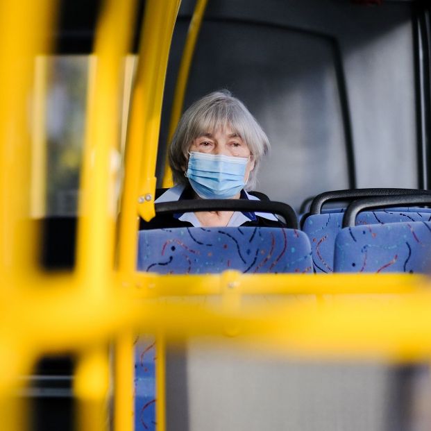 Alertan de que, sin mascarilla, la distancia de dos metros no es suficiente en interiores Alertan de que, sin mascarilla, la distancia de dos metros no es suficiente en interiores