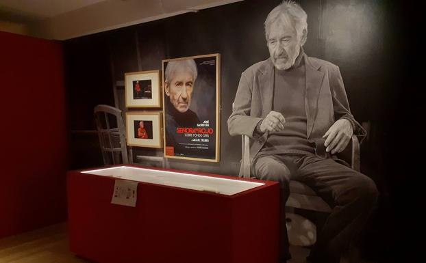 La exposición 'Delibes, el cine y el teatro' recorre la relación del escritor con ambos medios 