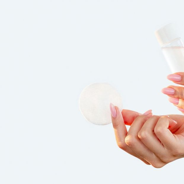 bigstock Quitar pegamento con alcohol bigstock Quitar pegamento con alcohol