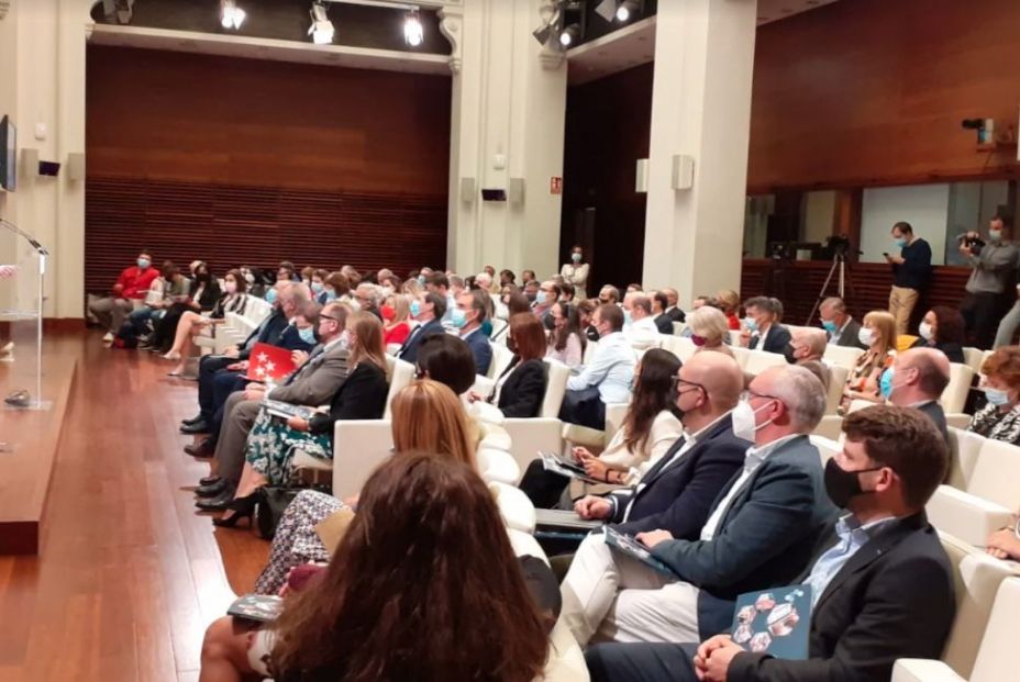 Aspecto de la sala durante la intervención de Luis Castillo, presidente de la Comisión de Silver Economy del clúster MAD FinTech y Founder & CEO de SeniorsLeading.Captura de pantalla 2021 10 20 a las 13.43.56