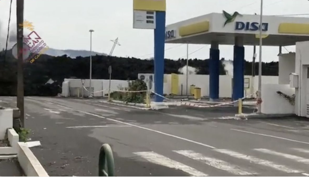 Las coladas de lava logran llegar a La Laguna. Foto del Instituto Vulcanológico de Canarias (Involcan)
