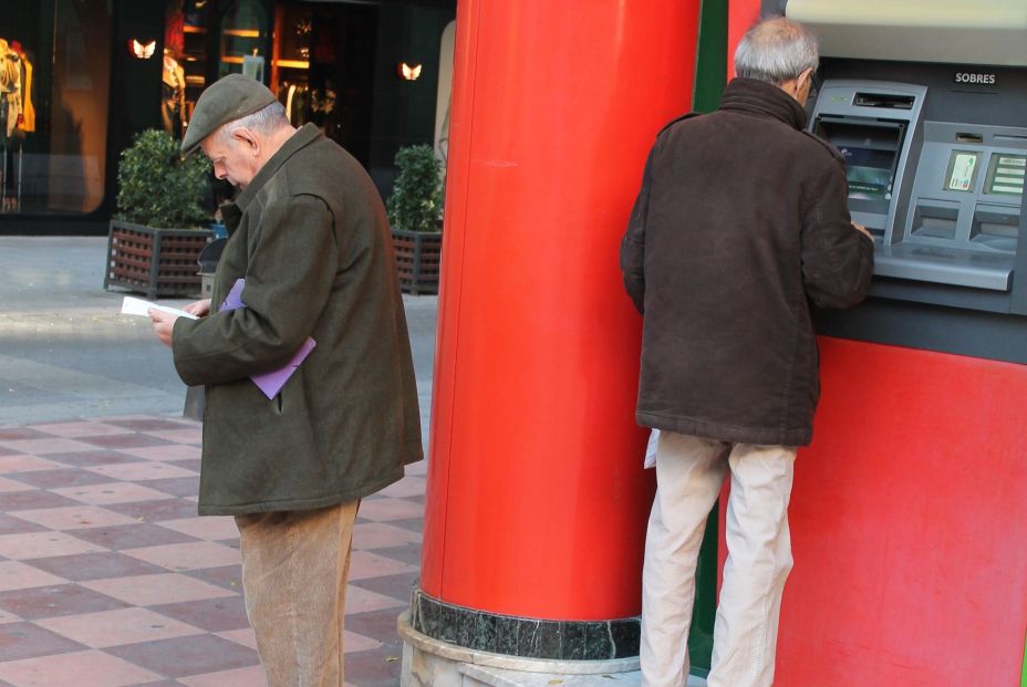 Suárez (ASUFIN): "Mandar a los mayores al cajero a cobrar su pensión los expone a robos y atracos" (Foto archivo, Europa Press) Suárez (ASUFIN): "Mandar a los mayores al cajero a cobrar su pensión los expone a robos y atracos" (Foto archivo, Europa Press)