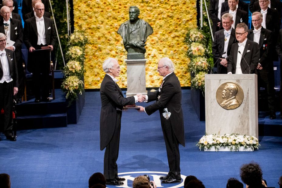 Gérard Mourou recibe el Nobel de Química.© Nobel Media. Photo: Nanaka Adachi