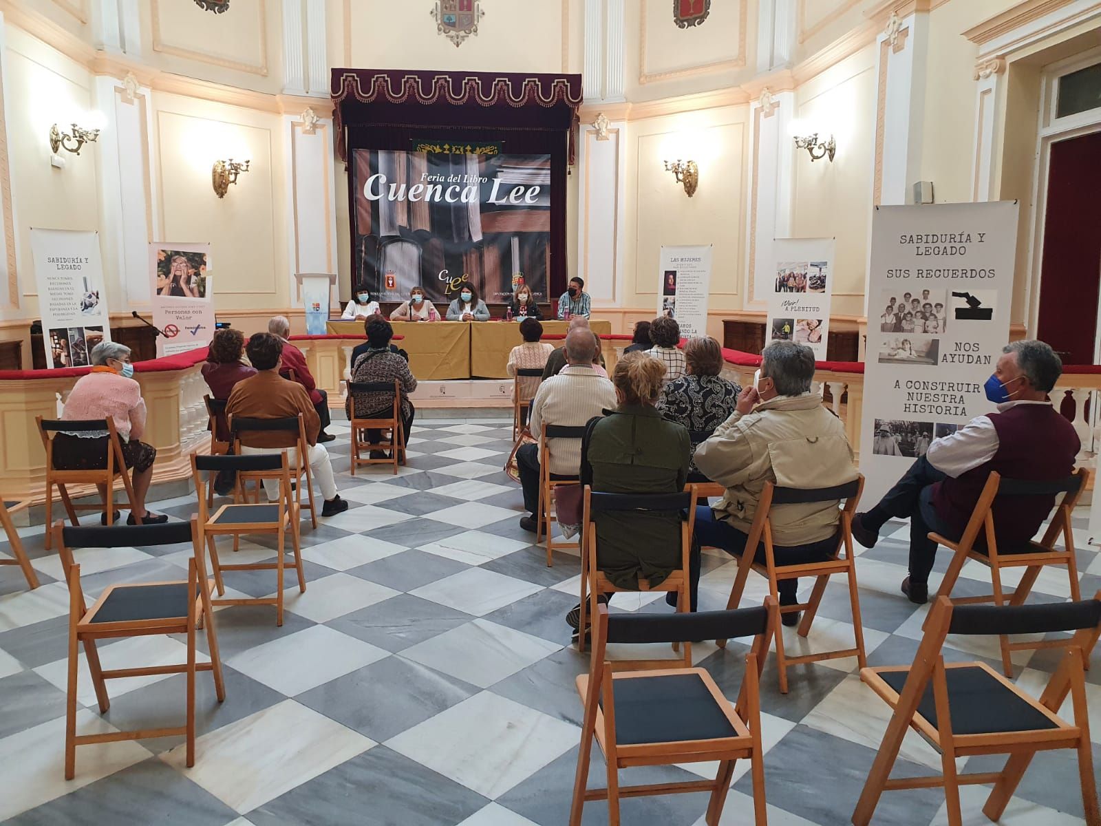 Una exposición trata de concienciar sobre la doble discriminación que sufren las mujeres mayores