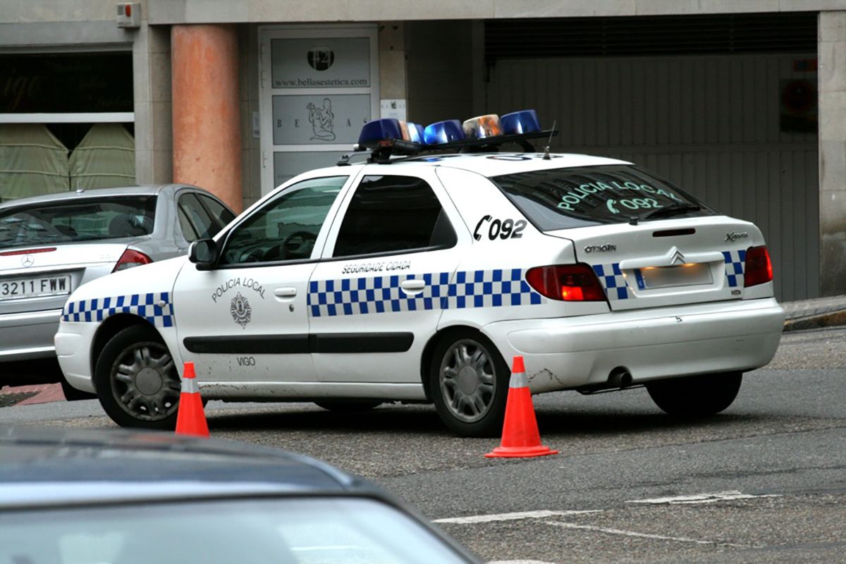 Detenido tras lanzarle un plato a la cabeza a su mujer por no tenerle hecha la cena al llegar a casa