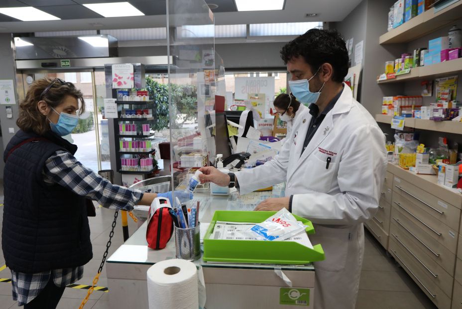 Farmaceutico vende bote solucion hidroalcoholica farmacia segundo mes Farmaceutico vende bote solucion hidroalcoholica farmacia segundo mes