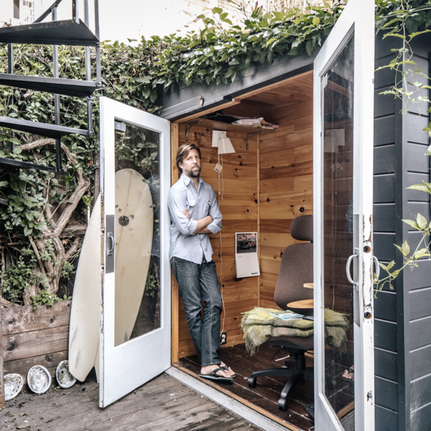 James Nestor en su lugar de trabajo James Nestor en su lugar de trabajo