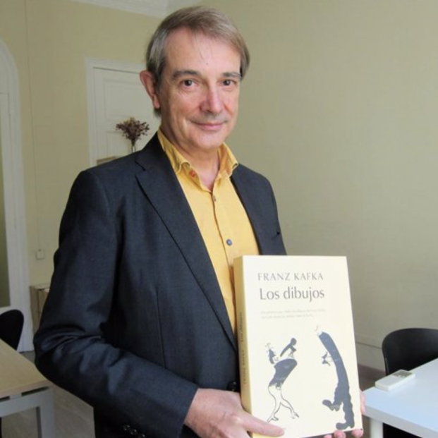 El editor Joan Tarrida con 'Los dibujos' (Galaxia Gutenberg) de Franz Kafka. Foto: Europa Press El editor Joan Tarrida con 'Los dibujos' (Galaxia Gutenberg) de Franz Kafka. Foto: Europa Press