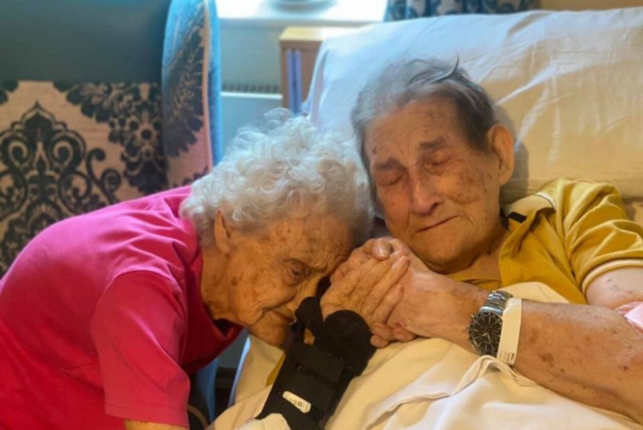 El emotivo reencuentro de un matrimonio octogenario tras 100 días separados El emotivo reencuentro de un matrimonio octogenario tras 100 días separados