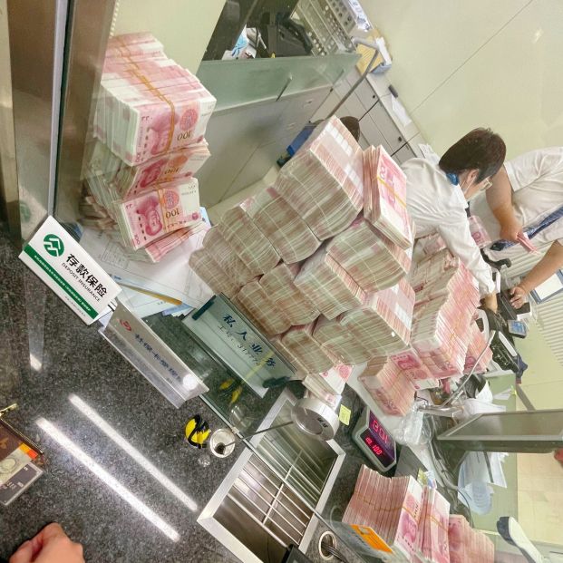 millonario retira dinero banco pedirle ponga mascarilla