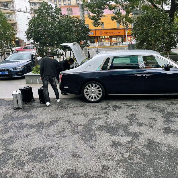 Un millonario retira sus ahorros de un banco donde le pidieron que se pusiera la mascarilla