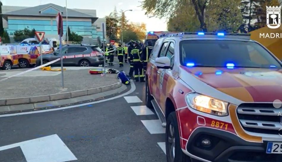 El error de una madre al poner marcha atrás provoca el atropello de tres niñas en Madrid El error de una madre al poner marcha atrás provoca el atropello de tres niñas en Madrid