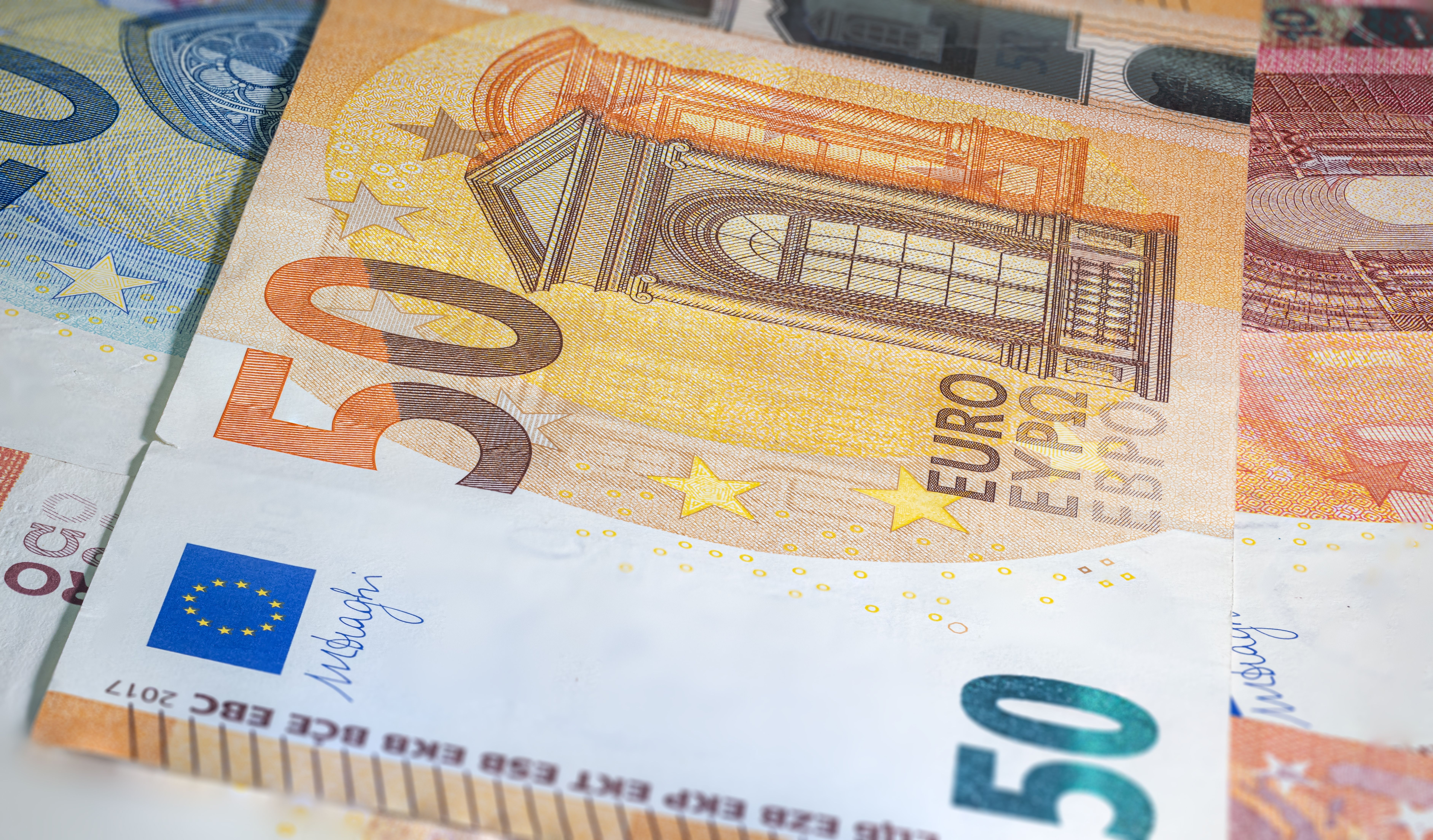 El Banco de España aclara qué podemos hacer si tenemos un billete pintado o roto