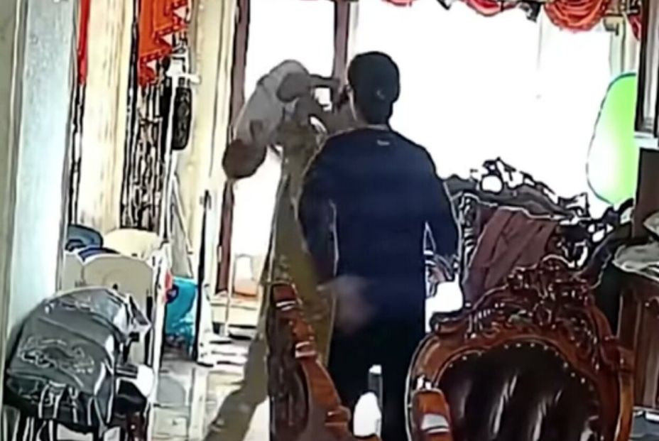 VÍDEO: Los reflejos de una abuela salvan a su nieto de caer al suelo de cabeza VÍDEO: Los reflejos de una abuela salvan a su nieto de caer al suelo de cabeza