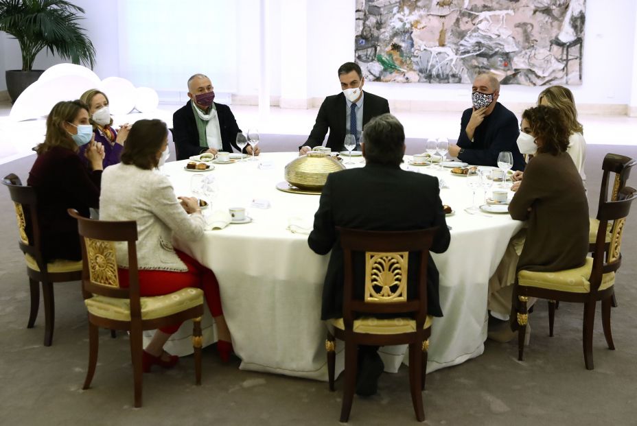 Pedro Sánchez escenifica el acuerdo con los sindicatos: "Pensiones dignas para hoy y para mañana" Pedro Sánchez escenifica el acuerdo con los sindicatos: "Pensiones dignas para hoy y para mañana"