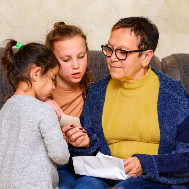 ¿Cómo reacciona el cerebro de las abuelas al ver a sus nietos? La ciencia responde