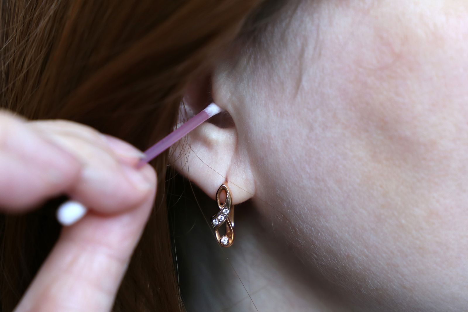 Por qué no hay que usar bastoncillos para limpiarse los oídos