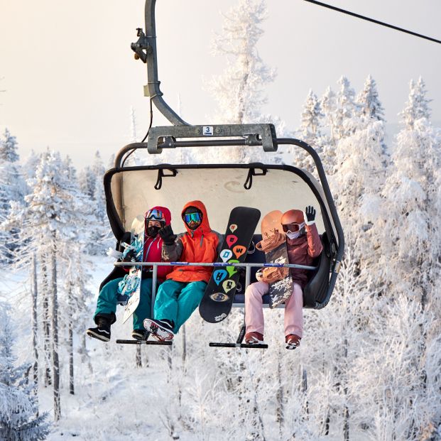 personas en teleferico nieve personas en teleferico nieve