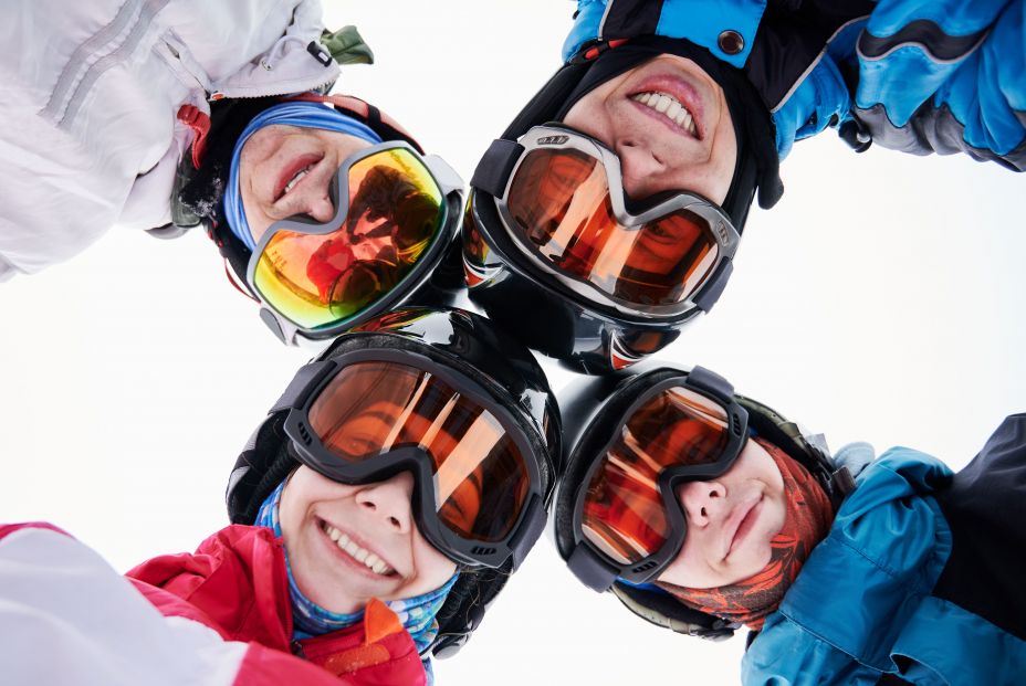 personas fisfrutando de la nieve personas fisfrutando de la nieve