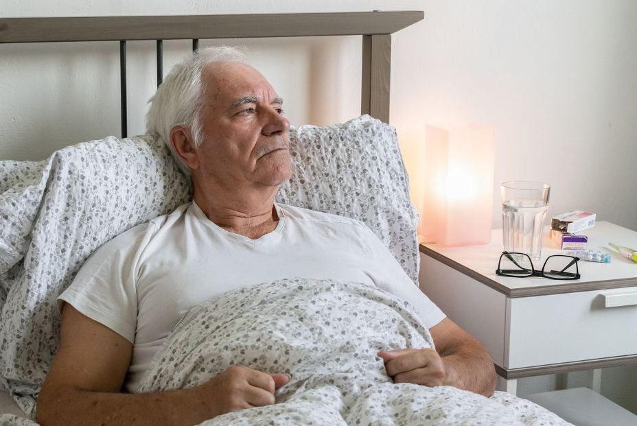 hombre en cama hombre en cama