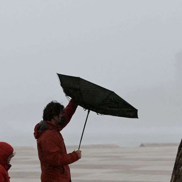 EuropaPress 4132528 dos personas caminan zona esclavas diciembre 2021 coruna galicia espana EuropaPress 4132528 dos personas caminan zona esclavas diciembre 2021 coruna galicia espana