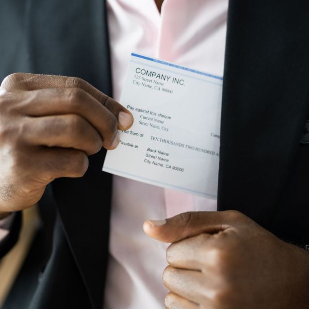 Cheques para el día de la compra de la vivienda, esto es lo que el banco debe contarte sobre su comisión (Foto Bigstock)