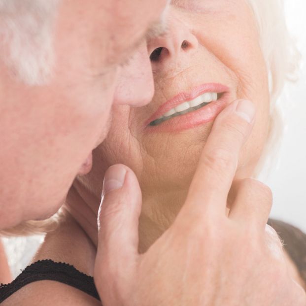 Pareja besándose Pareja besándose