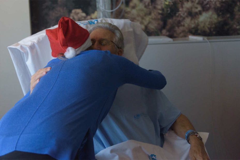 Voluntaria de ABG abrazando a paciente (Autoria ABG) BAJA Voluntaria de ABG abrazando a paciente (Autoria ABG) BAJA