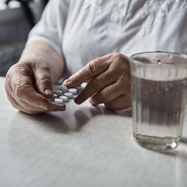 mujer tomando pastilla