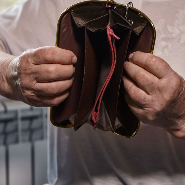 mujer mayor cartera vacia mujer mayor cartera vacia