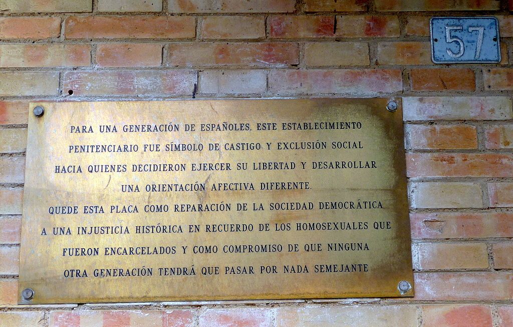 Placa homenaje a los homosexuales encerrados durante el franquismo en la antigua cárcel provincial de Huelva. Foto: Wikipedia Placa homenaje a los homosexuales encerrados durante el franquismo en la antigua cárcel provincial de Huelva. Foto: Wikipedia