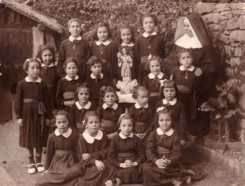 Grupo de niñas de un colegio religioso de Figaredo en 1951. Foto: Wikipedia Grupo de niñas de un colegio religioso de Figaredo en 1951. Foto: Wikipedia