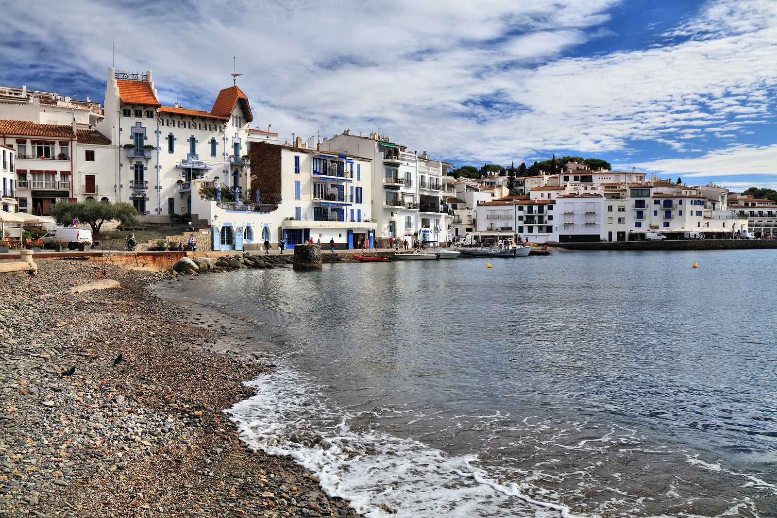 La exigencia del pasaporte Covid en algunas comunidades dispara las cancelaciones de viajes un 20%. Foto: bigstock Cadaques Spain