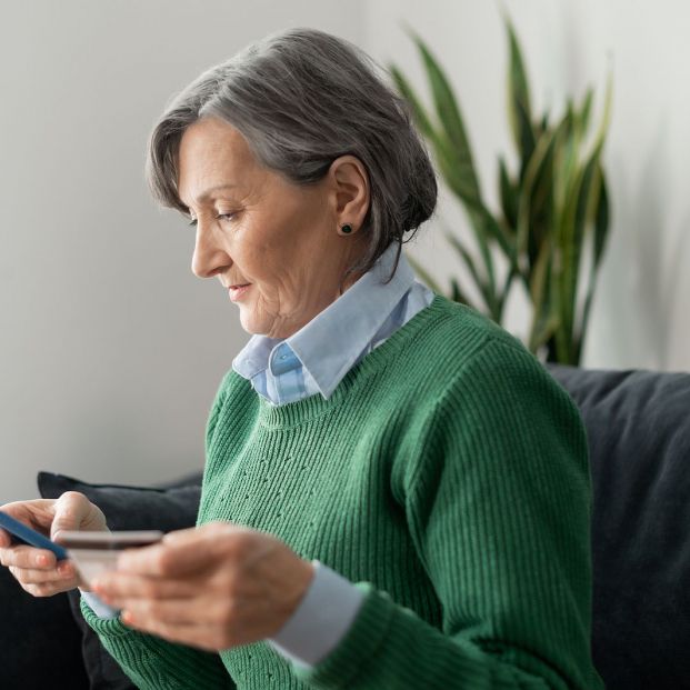 Cuidado con las tarjetas híbridas débito créditoventajas e inconvenientes (Foto Bigstock)