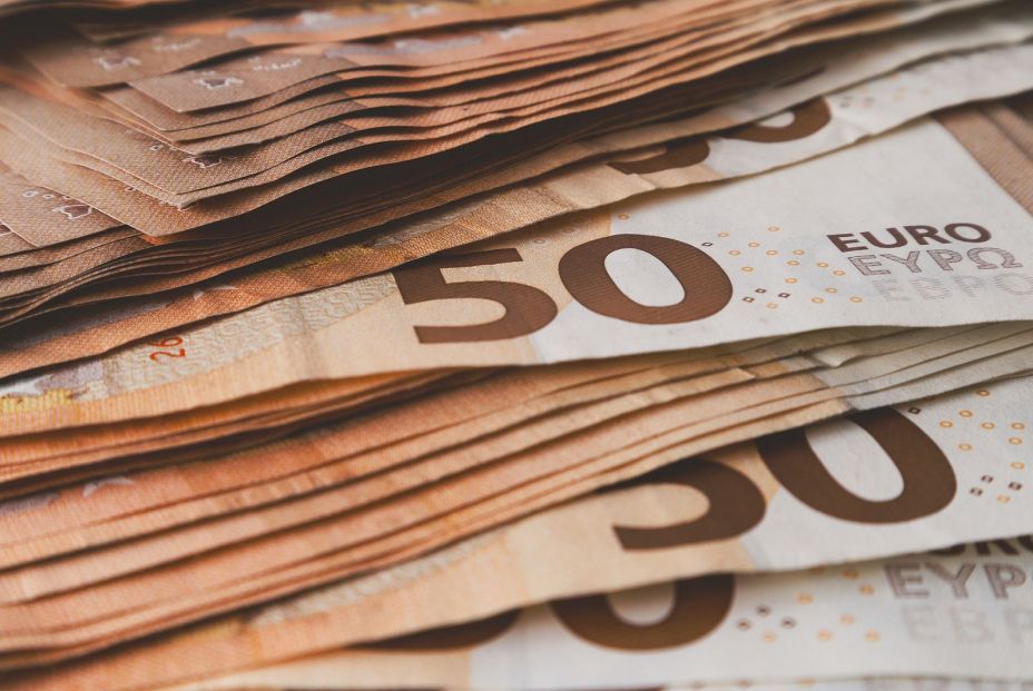 Ultima oportunidad para exprimir la ventaja fiscal que deja Escrivá en los planes de pensiones euros foto bigstock Ultima oportunidad para exprimir la ventaja fiscal que deja Escrivá en los planes de pensiones euros foto bigstock