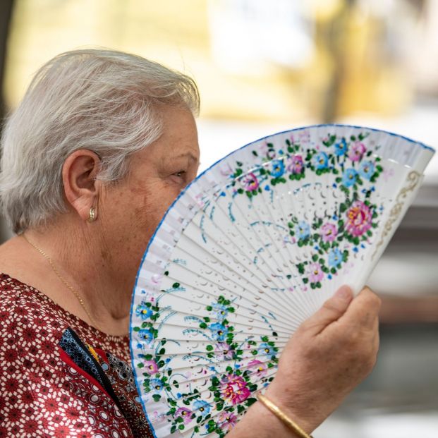 mujer abanico calor