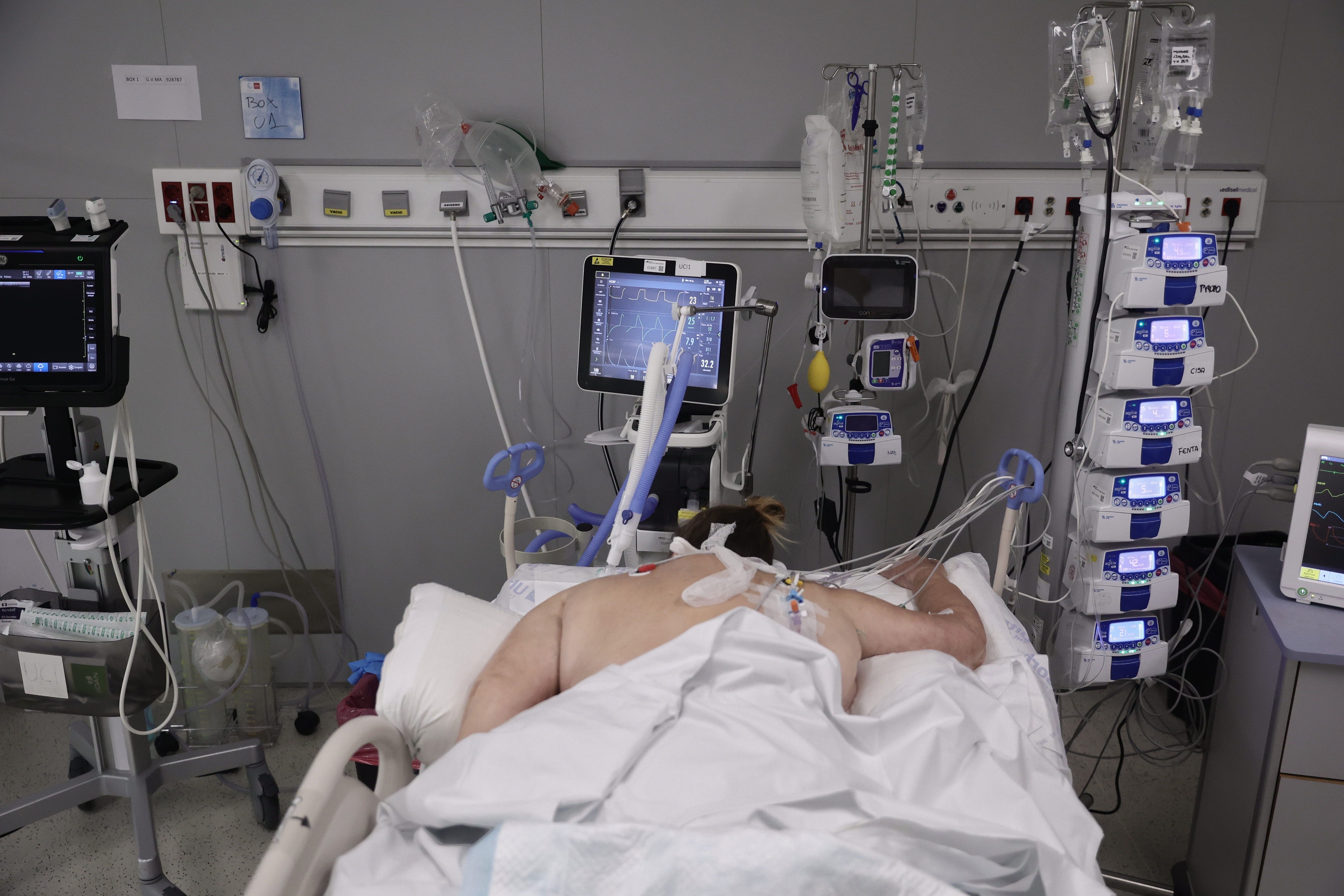 Un estudio preliminar apunta que ómicron produce un 80% menos riesgo de hospitalización