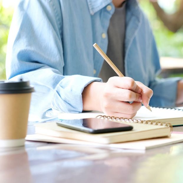 autonomo escribiendo en notas autonomo escribiendo en notas