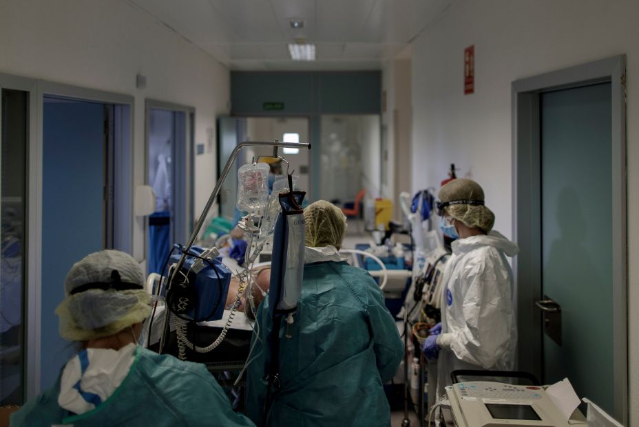 Ómicron ya está en los hospitales: "Estamos rozando una situación crítica que irá a peor" Ómicron ya está en los hospitales: "Estamos rozando una situación crítica que irá a peor"