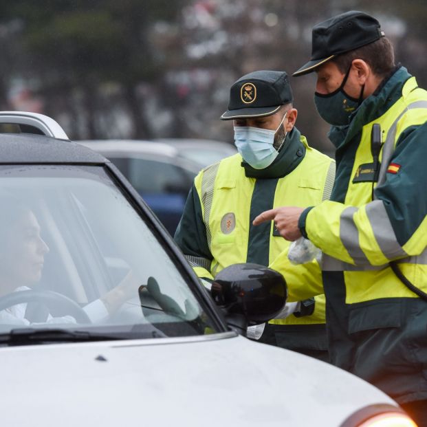 ¿Qué hacer si la Guardia Civil te pide parar el coche? Así debes actuar ¿Qué hacer si la Guardia Civil te pide parar el coche? Así debes actuar
