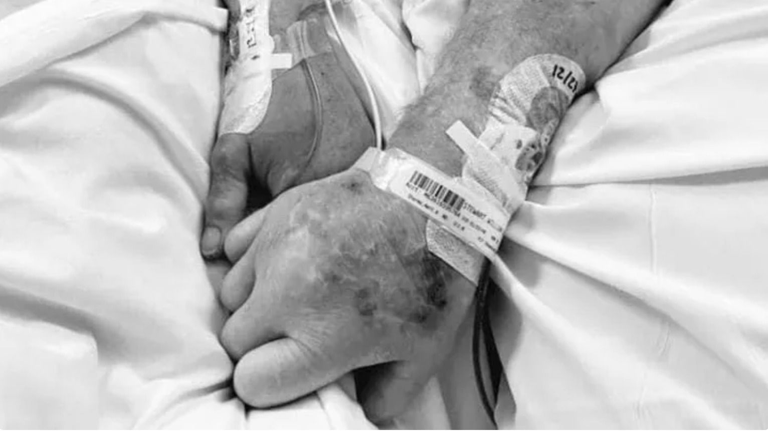 Un matrimonio sin vacunar muere de Covid con dos segundos de diferencia cogido de la mano